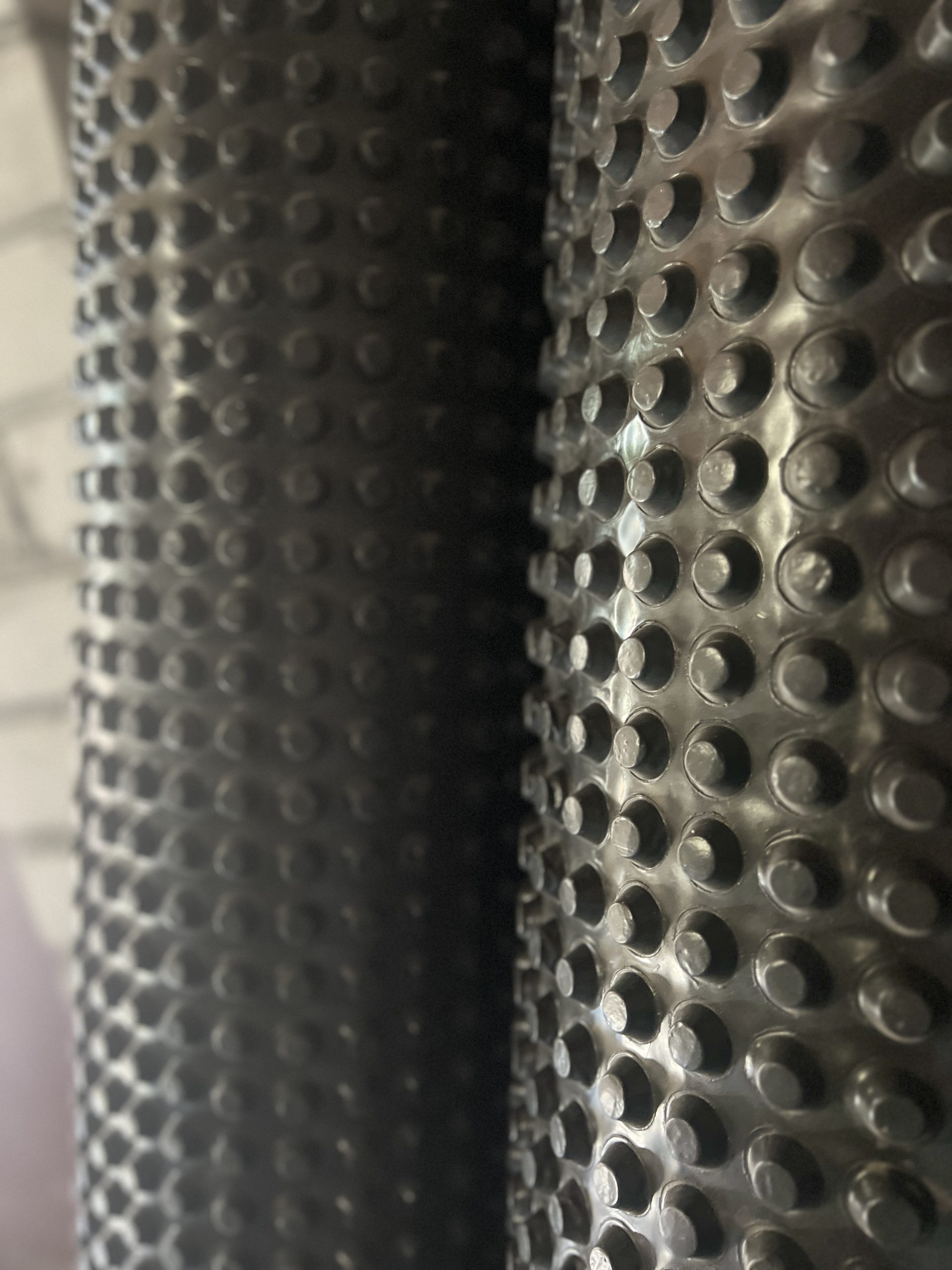 шиповидна профільована мембрана для захисту та дренажу конструкції